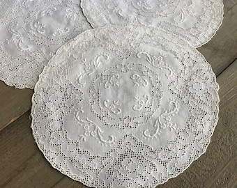 1 Antique White Lace Linen Doily, Embroidery, Boudoir Dresser, Table Linens, Home Decor