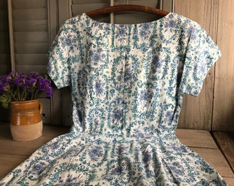 Vestido de algodón floral de la década de 1950, vestido de día, vestido de casa, estampado floral blanco azul