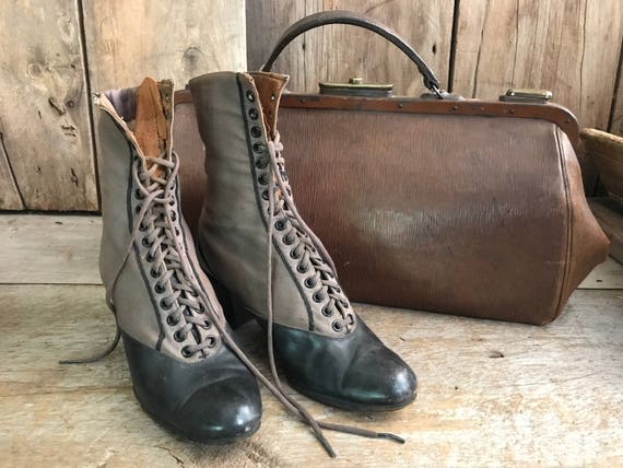 Antike hoch geschnürt Leder Stiefel, Karamell braun, Victorian, Edwardian Knöchel Stiefel, historischen Kostümen, Stütze, Hersteller Etikett Antike hoch geschnürt Leder Stiefel, Karamell braun, Victorian, Edwardian Knöchel Stiefel, historischen Kostümen, Stütze, Hersteller Etikett