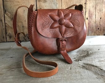 Bolso de cuero rústico con herramientas artesanales, alforja crossbody, diseño floral