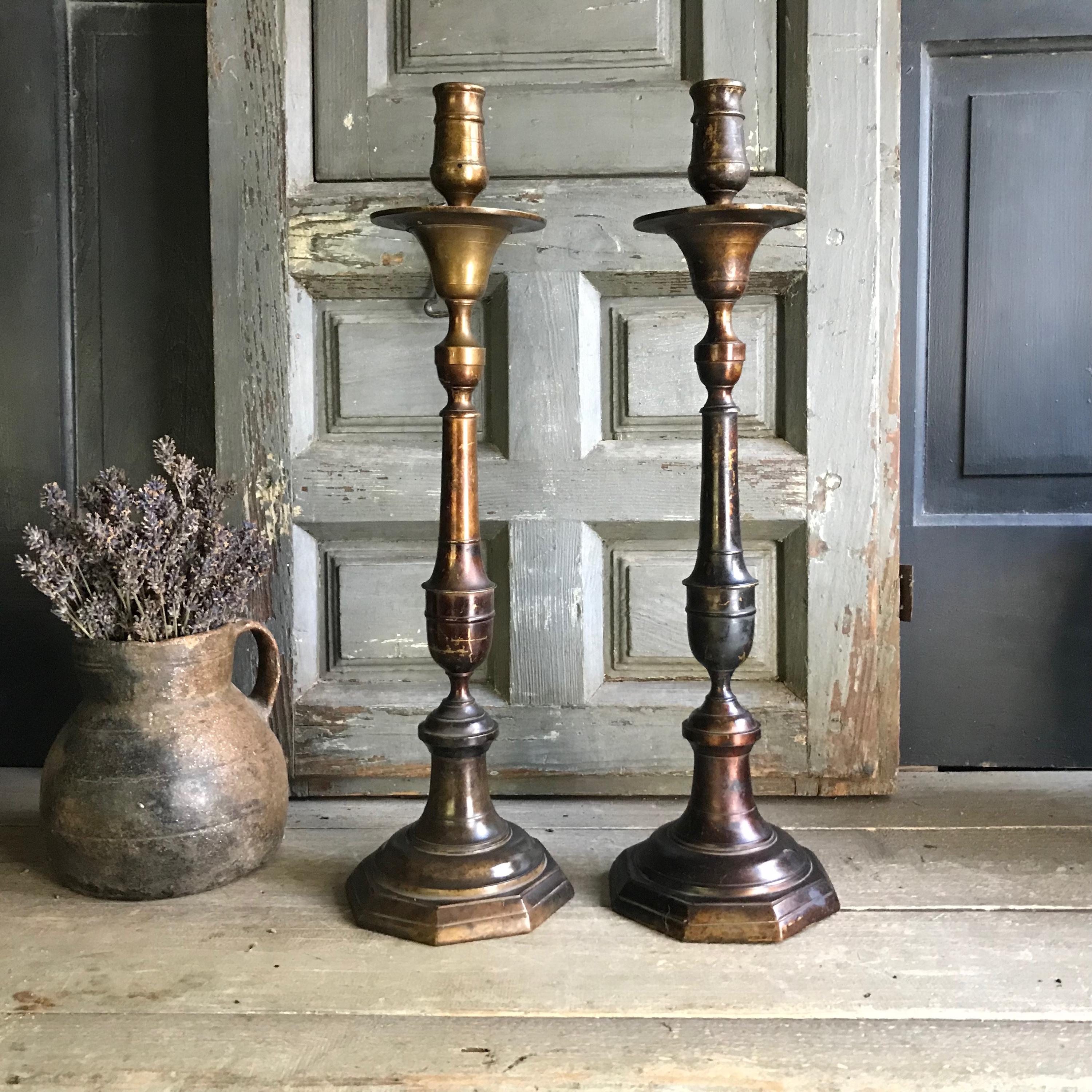 18世紀の大型キャンドルスタンドペア、銅製、金属製、古びた素朴な装飾