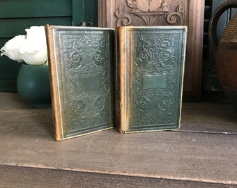 1838 Franse lederen boeken, Les Délassements de Ma Fille, versleten reliëf groen leer, vergulde ruggengraat, antieke stapelboeken, klassieke roman