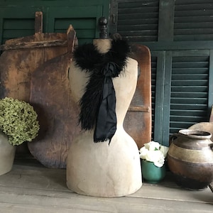 Fjäderprydd boahalsduk, formell klädsel, satinrosett, accessoarer, kostym, tidstypiskt skådespel, teaterproduktion bild 1