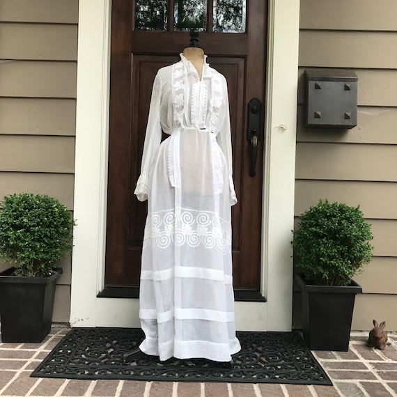 Mostly) Cozy Victorian and Edwardian dresses (mainly Aesthetic Dress and/or Tea  Gowns)! : r/fashionhistory