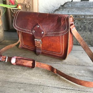 Bolso de mano de cuero rústico, Grecia, hecho artesanalmente, con solapa y cierre de hebilla, bandolera.