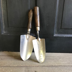 1 Engelse houten tuintroffel, gemaakt in Engeland, roestvrij staal, handgereedschap, plantgereedschap, boerderij, tuinieren