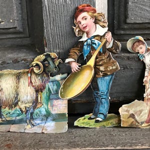 Trío de muñecas de papel, trajes históricos, cordero, tarjetas antiguas, pastoral europea