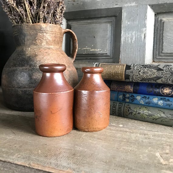 1 Englische Steinzeug-Tintenflasche, Blumenvase, Steingutkeramik, 2 Verfügbar, Verkauft von Jeder