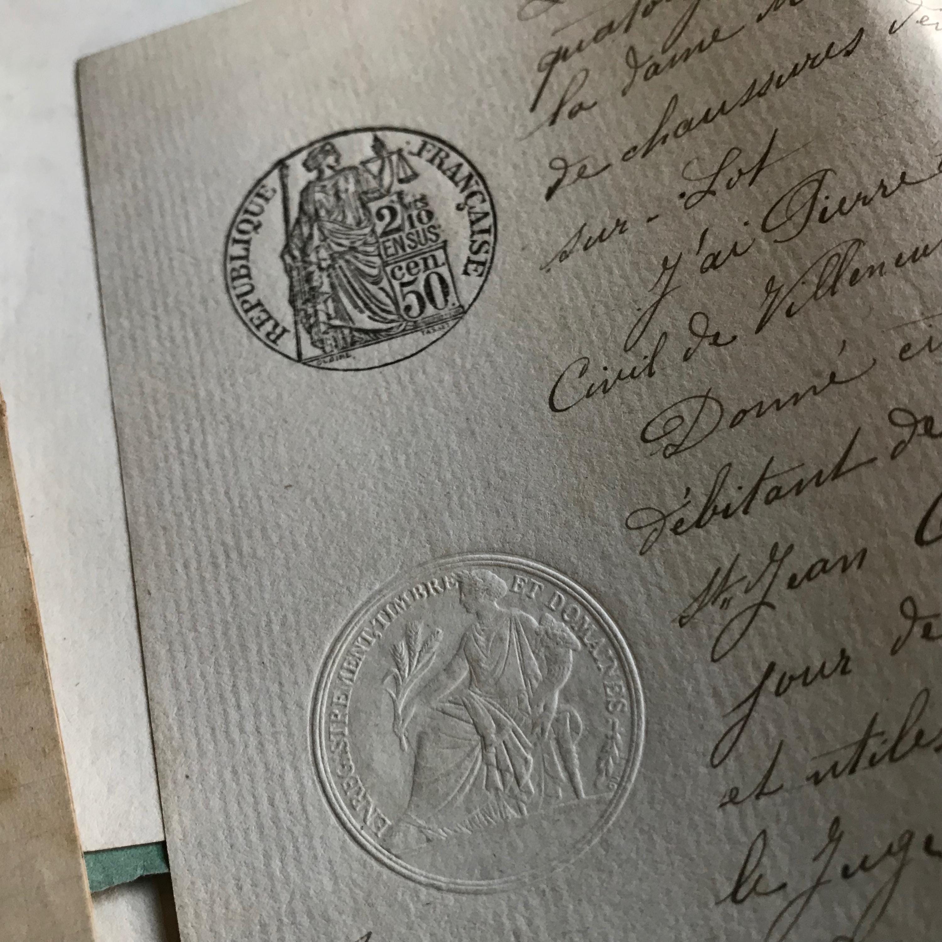 1800年代のフランスの法定原稿束、書類、郵便公証人印、綴じられてい