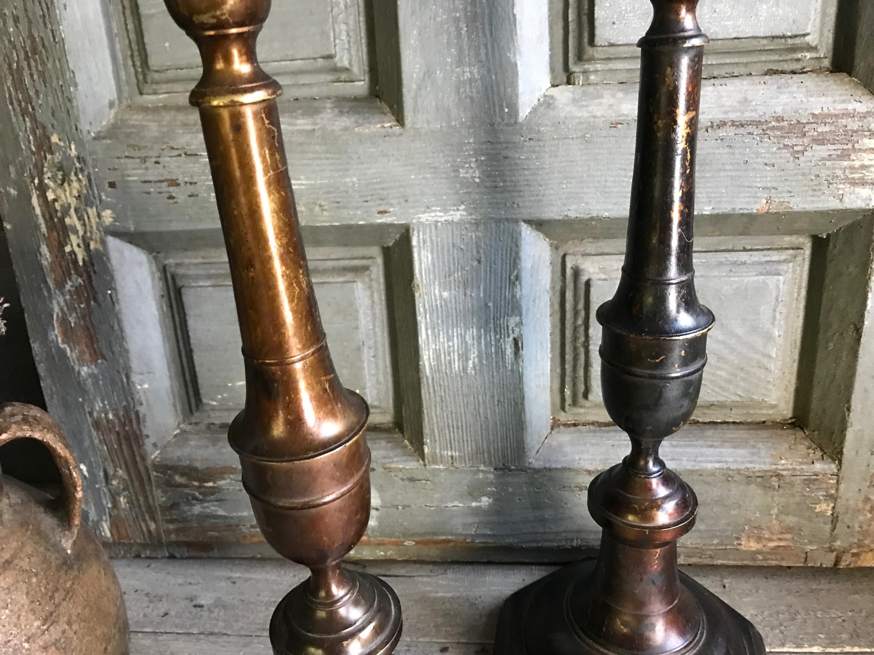 18世紀の大型キャンドルスタンドペア、銅製、金属製、古びた素朴な装飾