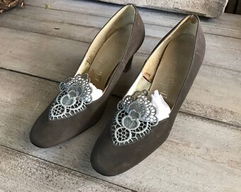 Zapatos de vestir de tacón alto de ante de los años 60, color topo con encaje