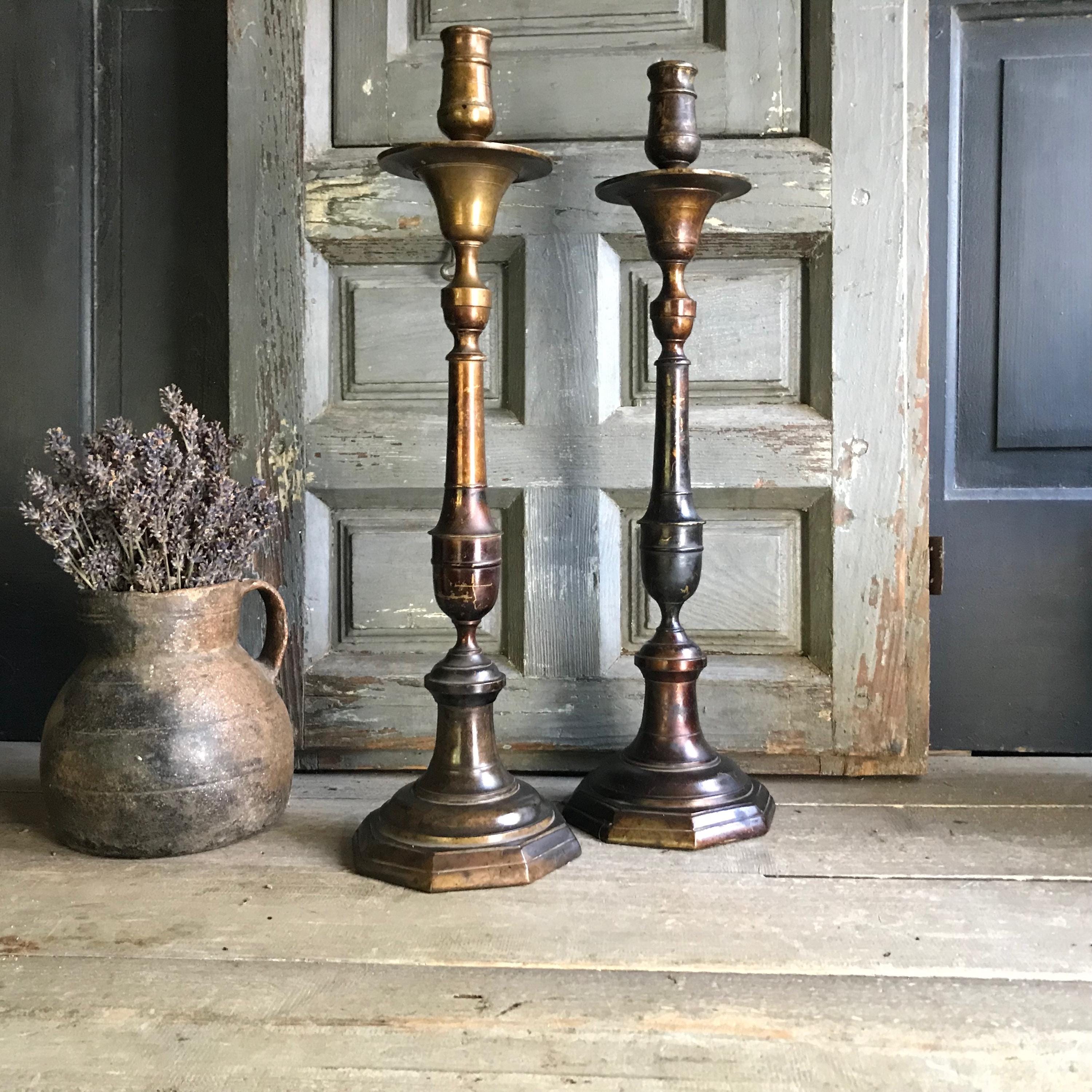 18世紀の大型キャンドルスタンドペア、銅製、金属製、古びた素朴な装飾