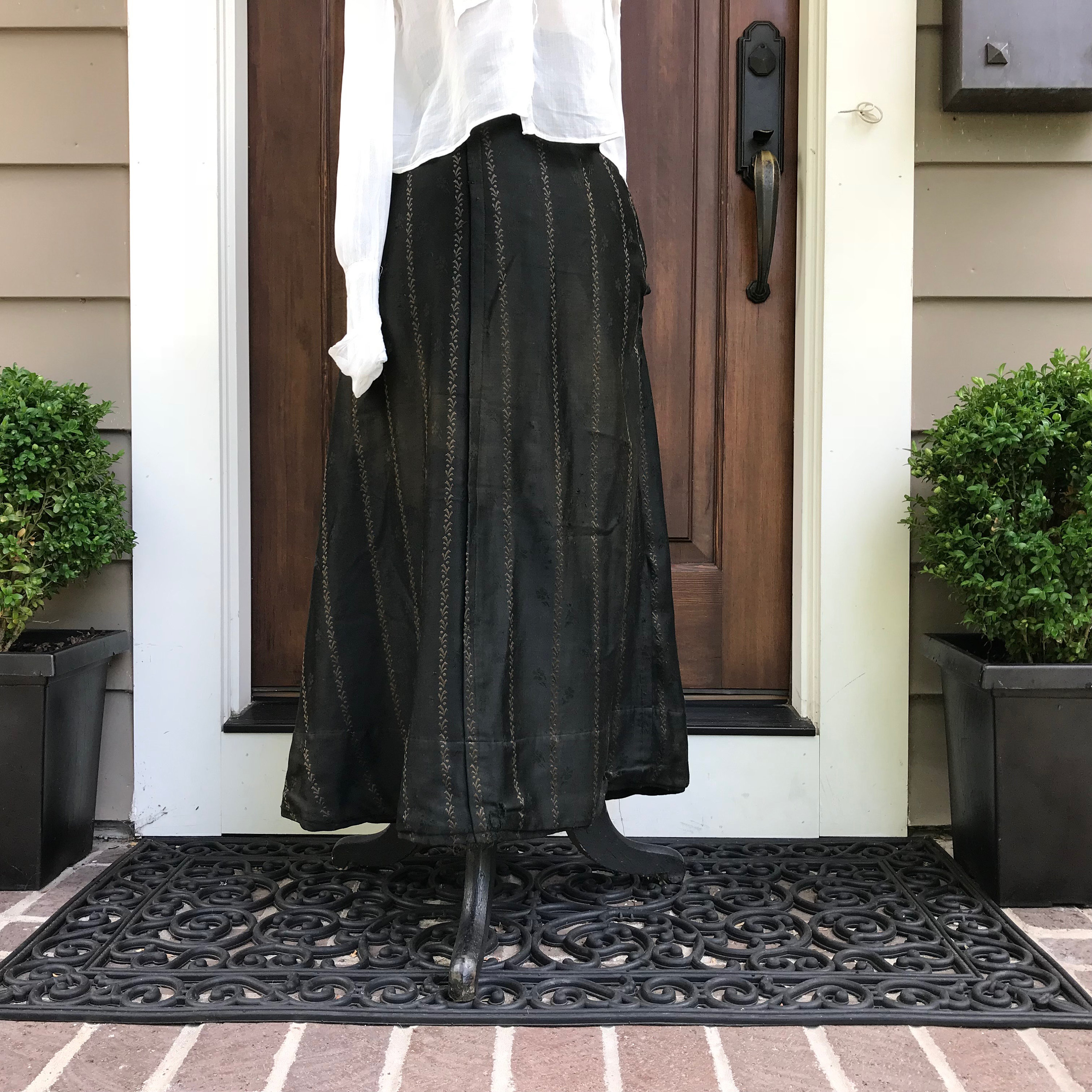 Long black skirt 1900s hot sale