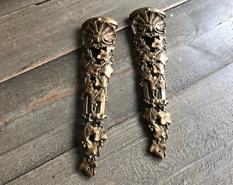 Französische vergoldete Möbelhalterungen, Beinhalterung, Ormolu vergoldete antike verzierte Hardware, Chateau-Dekor, 2er-Set