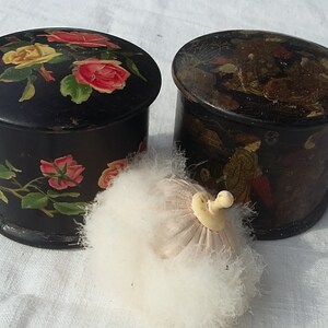 Cineseria francese Powder Box Antique Vintage Japanned Cartier Mache dipinto a mano nero Lacca oro dorato giardino floreale Design