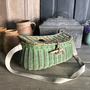 Französischer Fliegenfischerkorb, Weidenkorb, Original Lackierung in Grün, Toggle Verschluss aus Holz, Trageriemen aus Canvas