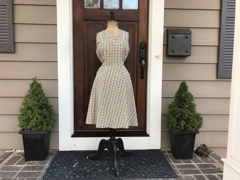 1940s Cotton House Apron, Printed Plaid, Retro Mid Century Kitchen Decor image 1