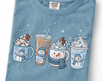 Comfort Colors® Schneemann-Kaffee-Shirt, Weihnachts-Kaffeebecher-T-Shirt, Schneemann-Weihnachts-Shirt, Winter-Grafik-T-Shirt, Geschenk für Kaffeeliebhaber