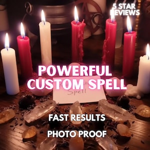 Puede incluir: Una colección de velas cónicas rojas y blancas encendidas dispuestas en círculo con cristales de cuarzo transparente y pequeñas piedras oscuras. Una tarjeta blanca en el centro muestra el texto POWERFUL CUSTOM SPELL, FAST RESULTS, PHOTO PROOF.
