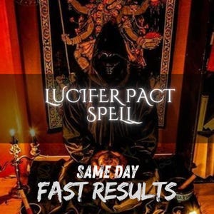Könnte beinhalten: Eine dunkle, vermummte Gestalt sitzt vor einem Wandteppich mit einer vielarmigen Gottheit. Der Text lautet LUCIFER PACT SPELL, SAME DAY, FAST RESULTS. Die Szene ist in warmes, gedimmtes Licht getaucht, mit metallenen Kerzenhaltern links.