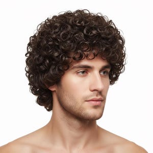 Puede incluir: Una peluca de color marrón oscuro con un corte corto y voluminoso que presenta rizos apretados y definidos en toda su extensión. El cabello está peinado con una forma redondeada que enmarca la cabeza, mostrando una textura densa y uniforme.