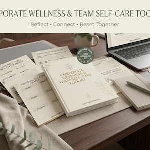 Op de afbeelding: Een corporate wellness en team self-care toolkit met een centraal boekje met de titel op de omslag, omringd door diverse geprinte planningsbladen, een notitieboek met een pen en een laptop op een bureau met een koffiemok.