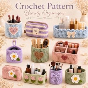 Puede incluir: Una colección de organizadores de ganchillo que incluye cestas, estuches y portapinceles en tonos pastel. Presentan aplicaciones de corazones, margaritas, tulipanes y lazos, con un estuche que lleva la etiqueta self care.