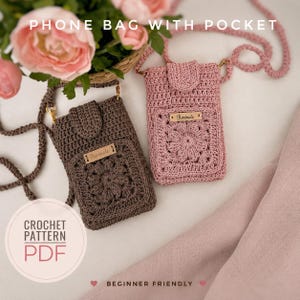 Puede incluir: Dos bolsas de ganchillo para teléfono con correas largas, una en marrón oscuro y otra en rosa empolvado. Cada bolsa cuenta con un bolsillo frontal cuadrado con motivo floral, cierre de solapa y una pequeña etiqueta de madera con Handmade.