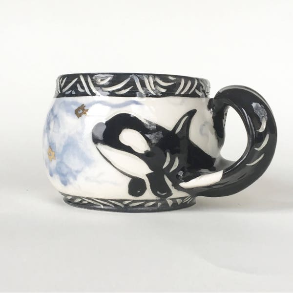 Taza de ballena de porcelana esculpida a mano en azul y oro Taza de café de cola de ballena lanzada por rueda grande