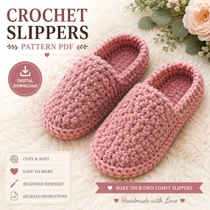 Pode incluir: Um par de chinelos de crochê em rosa empoeirado com uma construção de fio grosso e texturizado. A imagem inclui o texto CROCHET SLIPPERS PATTERN PDF, DIGITAL DOWNLOAD, COZY & SOFT, EASY TO MAKE, BEGINNER FRIENDLY, DETAILED INSTRUCTIONS e MAKE YOUR OWN COMFY SLIPPERS.