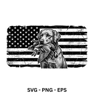Op de afbeelding: Een zwart-witte grafische illustratie van een Labrador retriever die een eend in zijn bek houdt, geplaatst voor een achtergrond van een verweerde Amerikaanse vlag. Het ontwerp bevat sterren en strepen met een textuur en versleten afwerking.