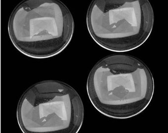 Pode incluir: Quatro pratos de vidro transparente com um quadrado branco no centro. Os pratos estão dispostos em forma de quadrado.