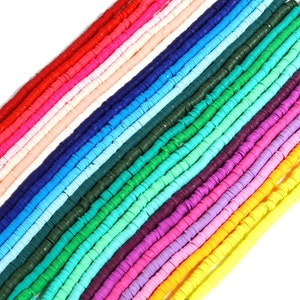Pode incluir: Uma coleção de contas de argila polimérica coloridas, dispostas em filas. As contas são planas e redondas, com um furo no centro. As cores incluem vermelho, rosa, azul, verde, amarelo e roxo.