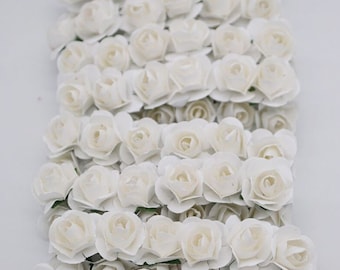 Könnte beinhalten: Eine große Menge kleiner, weißer Papierrosen. Die Rosen sind in Reihen angeordnet und alle in die gleiche Richtung ausgerichtet.