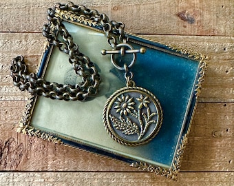 Victorian Daisy Flower Button Necklace with Toggle Clasp