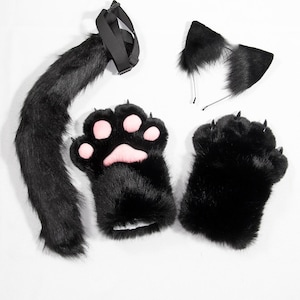 Peut inclure: Un ensemble de costume en fausse fourrure noire comprenant une longue queue avec une sangle noire réglable, une paire de gants pattes en peluche avec des coussinets roses et des griffes noires, et un serre-tête avec deux oreilles pointues.