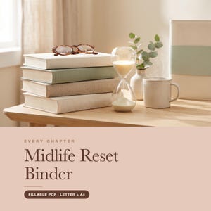 Könnte beinhalten: Ein Stapel aus vier Büchern mit einer Schildpattbrille, einer Sanduhr, einer kleinen Vase mit grünen Blättern und einer Keramiktasse. Der Text lautet: EVERY CHAPTER Midlife Reset Binder FILLABLE PDF · LETTER + A4.