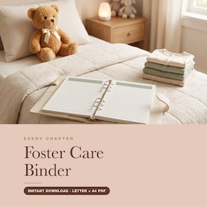 Puede incluir: Una carpeta de anillas abierta con papel rayado y encabezados verdes sobre una colcha texturizada. Un oso de peluche marrón con un lazo blanco y una pila de prendas claras dobladas están cerca. Texto: EVERY CHAPTER Foster Care Binder.