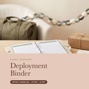 Op de afbeelding: Een beige ordner met gelinieerde pagina's, een olijfgroene sporttas, een bruine kartonnen doos met touw en een papieren ketting in gedempte tinten. De tekst luidt: EVERY CHAPTER Deployment Binder INSTANT DOWNLOAD - LETTER + A4 PDF.