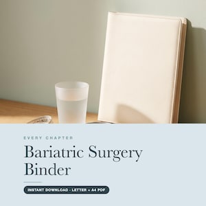 Könnte beinhalten: Ein cremefarbener Ordner, der aufrecht neben einem durchscheinenden Glas und einem Teil eines Maßbandes steht. Der Text auf dem Bild lautet: EVERY CHAPTER Bariatric Surgery Binder, INSTANT DOWNLOAD, LETTER + A4 PDF. Der Ordner hat einen glatten Einband.