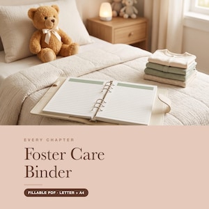 Può includere: Un raccoglitore ad anelli beige con pagine a righe aperte con accenti verdi, appoggiato su un copriletto trapuntato. Il testo sull'immagine recita: EVERY CHAPTER Foster Care Binder FILLABLE PDF LETTER + A4. Un orsacchiotto e vestiti piegati sono nelle vicinanze.
