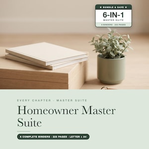 Op de afbeelding: Een digitaal productoverzicht voor een Homeowner Master Suite met twee gestapelde witte notitieboekjes en een kleine groene potplant. Een donkergroene badge toont 6-IN-1 MASTER SUITE 6 BINDERS 223 PAGES. Tekst bevat EVERY CHAPTER MASTER SUITE 6 COMPLETE BINDERS 223 PAGES LETTER + A4.
