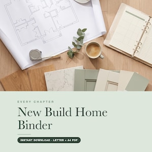 Könnte beinhalten: Ein New Build Home Binder mit Grundriss, Maßband, Kaffeetasse, Eukalyptuszweig und verschiedenen Materialmustern wie Holz, Marmor und salbeigrünen Schrankfarben. Der Text lautet: EVERY CHAPTER New Build Home Binder.