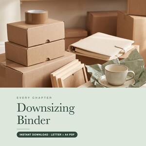 Op de afbeelding: Een lichtgroene afbeelding met donkergroene tekst: EVERY CHAPTER Downsizing Binder INSTANT DOWNLOAD LETTER + A4 PDF. Daarboven een stapel bruine kartonnen dozen, een rol bruine tape, een beige ordner, houten lijsten en een keramische kop.