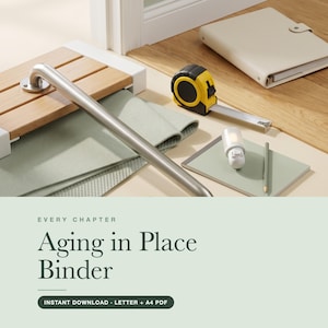 以下が含まれることがあります： 「EVERY CHAPTER Aging in Place Binder INSTANT DOWNLOAD LETTER + A4 PDF」というテキストが表示されたデジタル製品画像。木製のシャワーベンチ、銀色のグラブバー、黄色のメジャー、ノート、ベージュのバインダーが写っています。