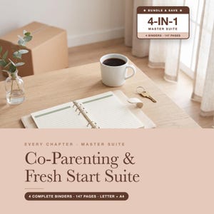 Op de afbeelding: Een 4-in-1 master suite bundel met 4 mappen en 147 pagina's voor co-ouderschap en een frisse start. De set bevat een witte mok, een sleutel en een glazen vaas met groen op een houten bureau, met tekst die de inhoud van de suite beschrijft.