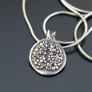 ciondolo melograno, ciondolo d'argento melograno, ciondolo judaica, collana di melograno d'argento, collana di gioielli di melograno, fertilità