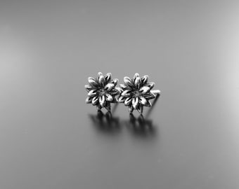 tiny flowers earrings, silver flower studs, silver petals earrings, minimalist earrings, flower shaped earrings, flower petal earrings