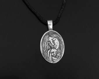 Mother and newborn baby silver pendant , Silver mother and child gift necklace, motherhood jewelry, momy and baby love