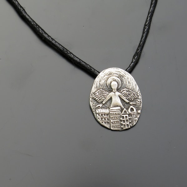 Sterling Silber Schutzengel Anhänger - Himmlischer Charme zum Inspirieren und Schützen, Engel über der Stadt Halskette